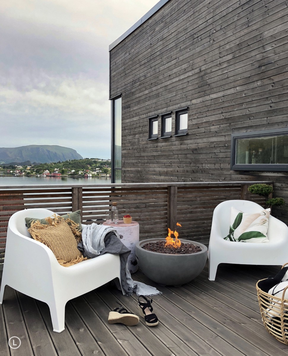 Feuerstelle NANTUCKET mit brennendem Feuer auf einer Holzterrasse