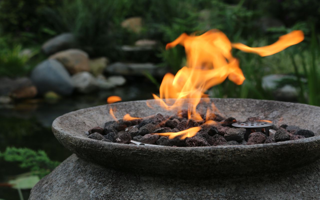 Lavasteine und Flamme im Hals der Feuerstelle POMPEI POT