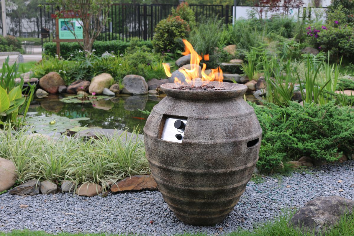 Feuerstelle POMPEI POT mit brennendem Feuer im Garten
