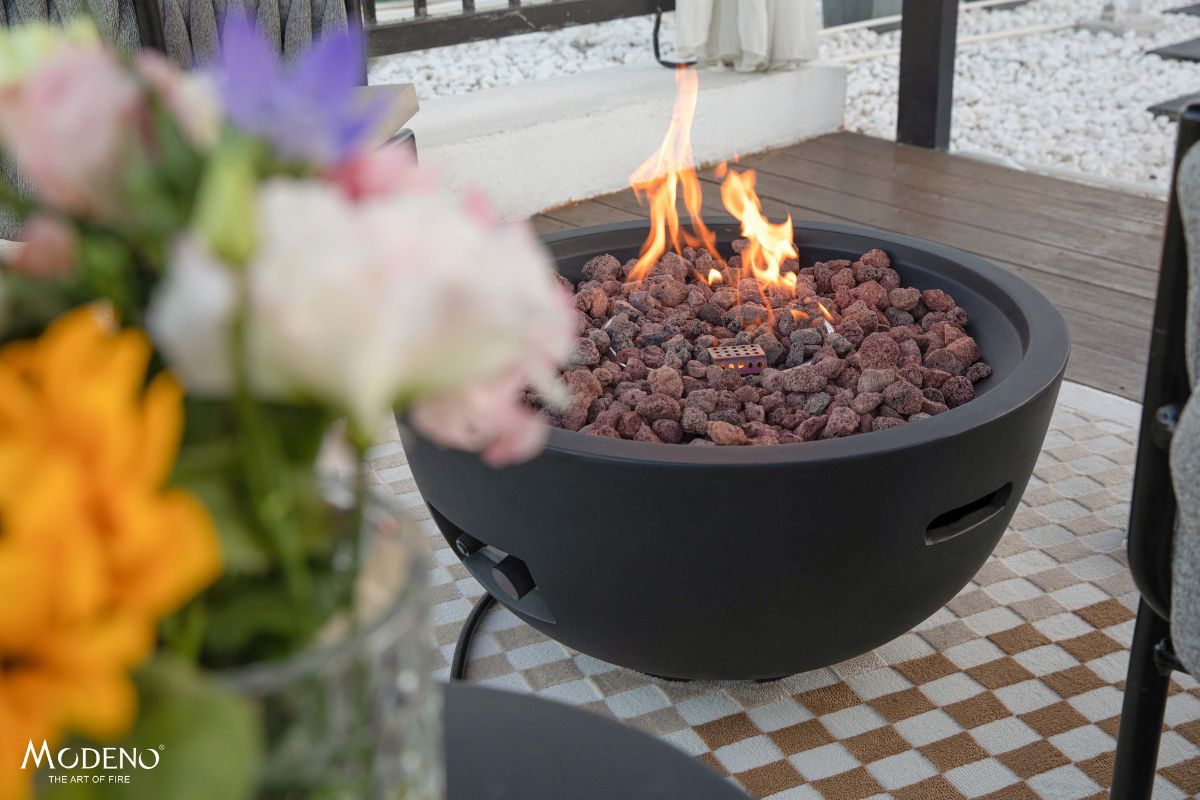 Lavasteine und Flamme in der Feuerstelle JEFFERSON