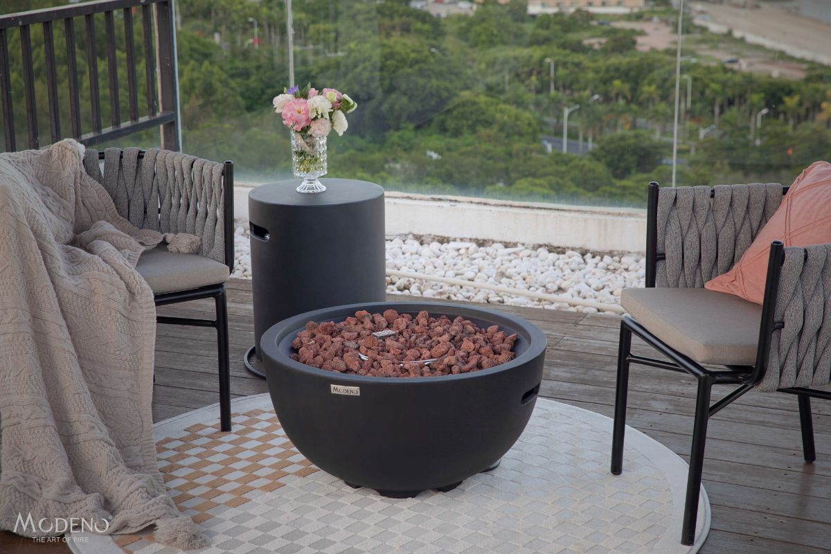 Feuerstelle JEFFERSON auf einer Terrasse mit Gartenmöbeln