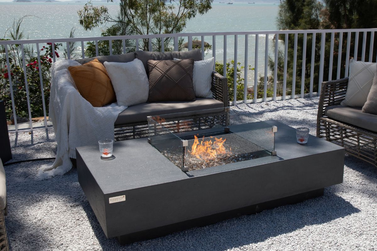 Feuerstelle CANNES mit Windschutz aus Glas