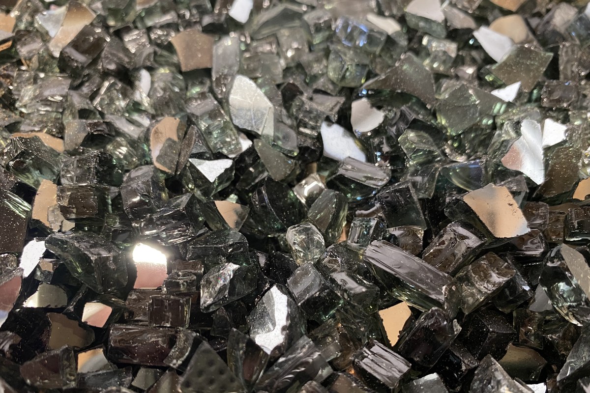 Schwarzes Dekorglas mit verspiegelten Stücken aus der Nähe