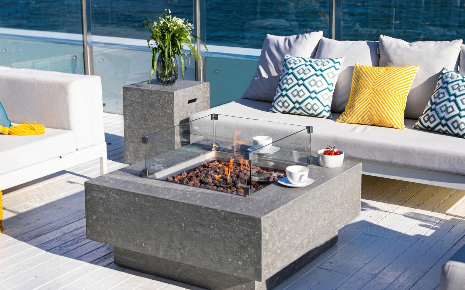 Flaschenabdeckung LG mit Travertinoberfläche neben der Feuerstelle MANHATTAN auf der Terrasse