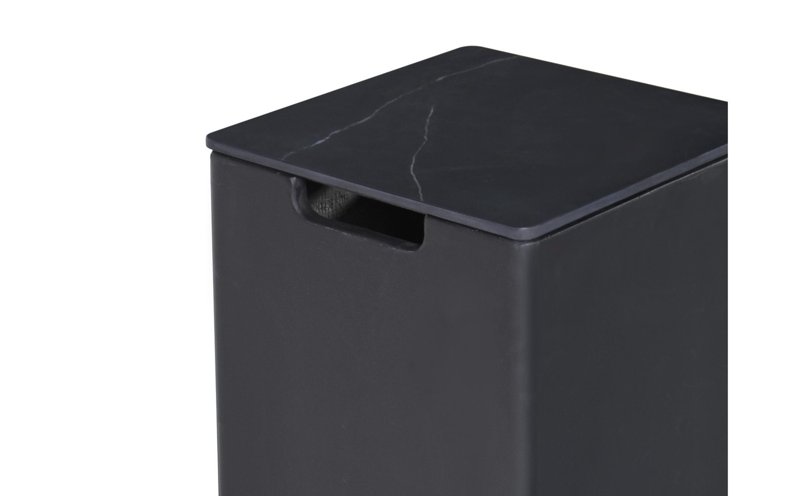 Schwarzer Keramikdeckel der Flaschenabdeckung aus der Nähe