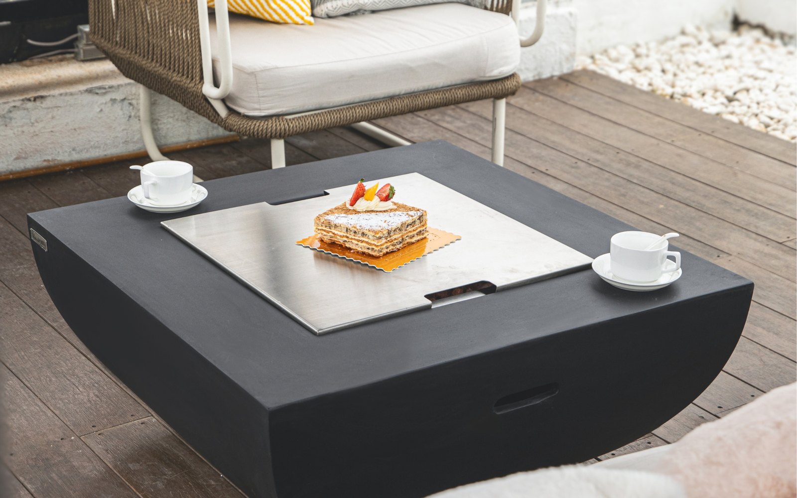Feuerstelle AURORA mit Edelstahlabdeckung als Tisch für Kaffee und Dessert