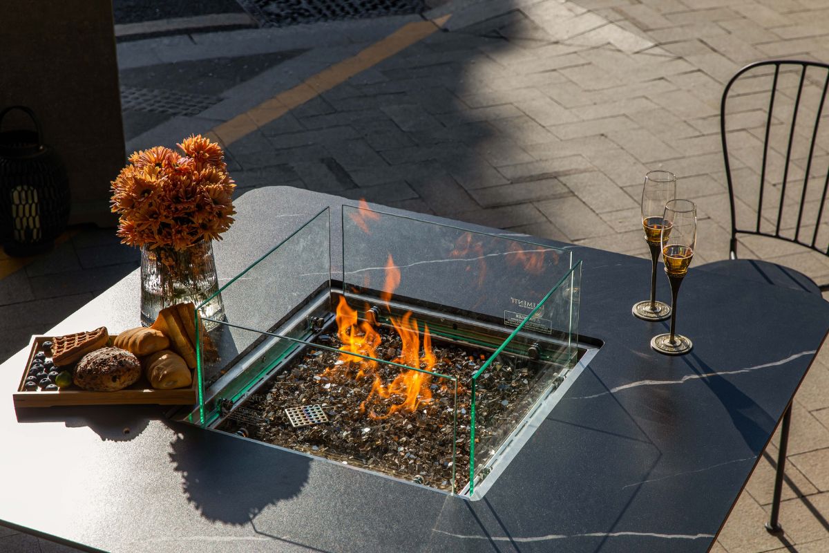 Tisch BRUGGE mit Windschutz aus Glas