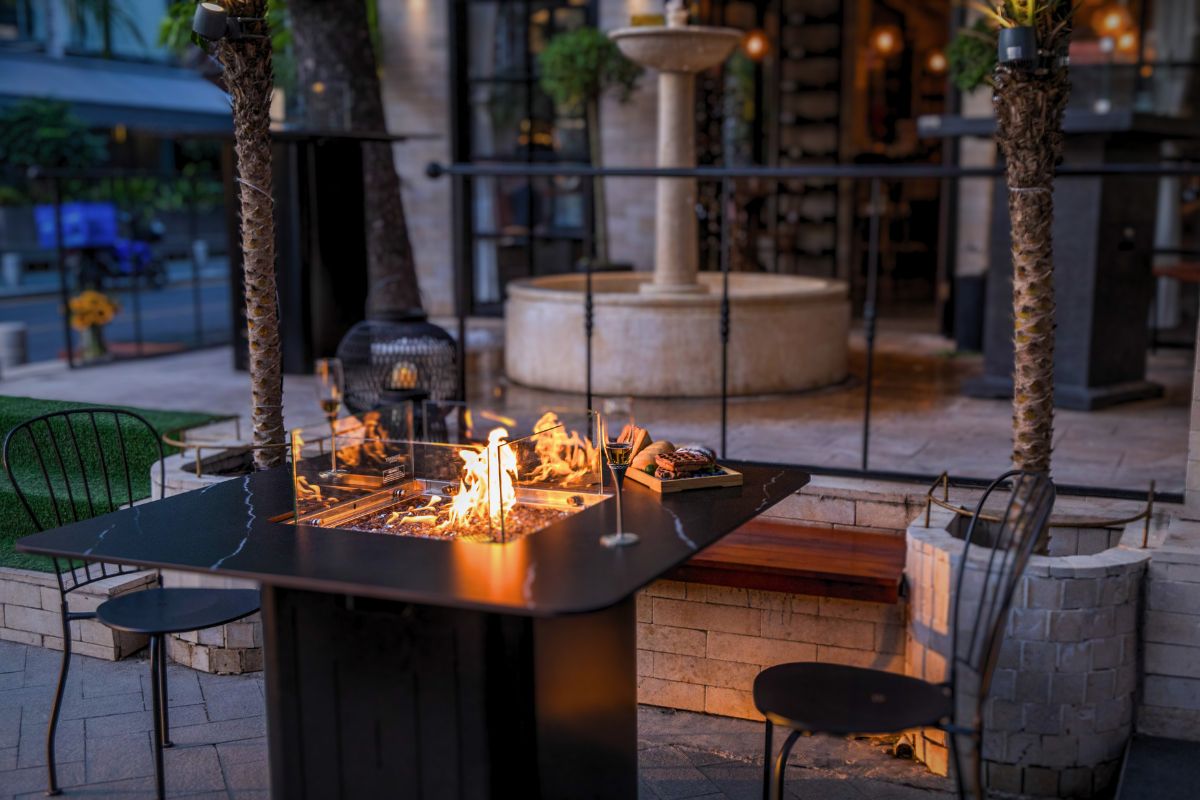 Tisch BRUGGE mit brennendem Feuer auf einer Restaurantterrasse