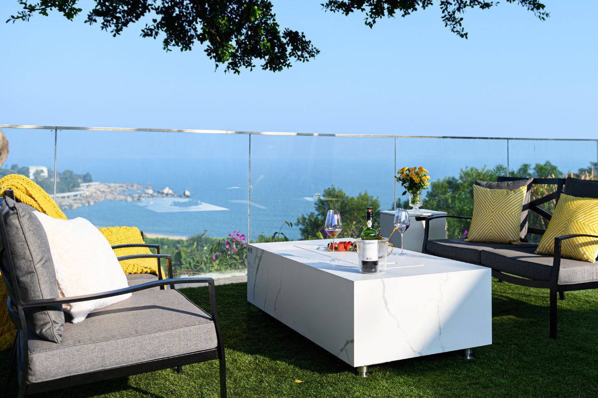Tisch CARRARA auf einer Terrasse mit Meerblick
