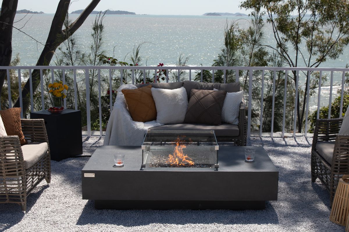 Tisch CANNES auf einer Terrasse mit Meerblick