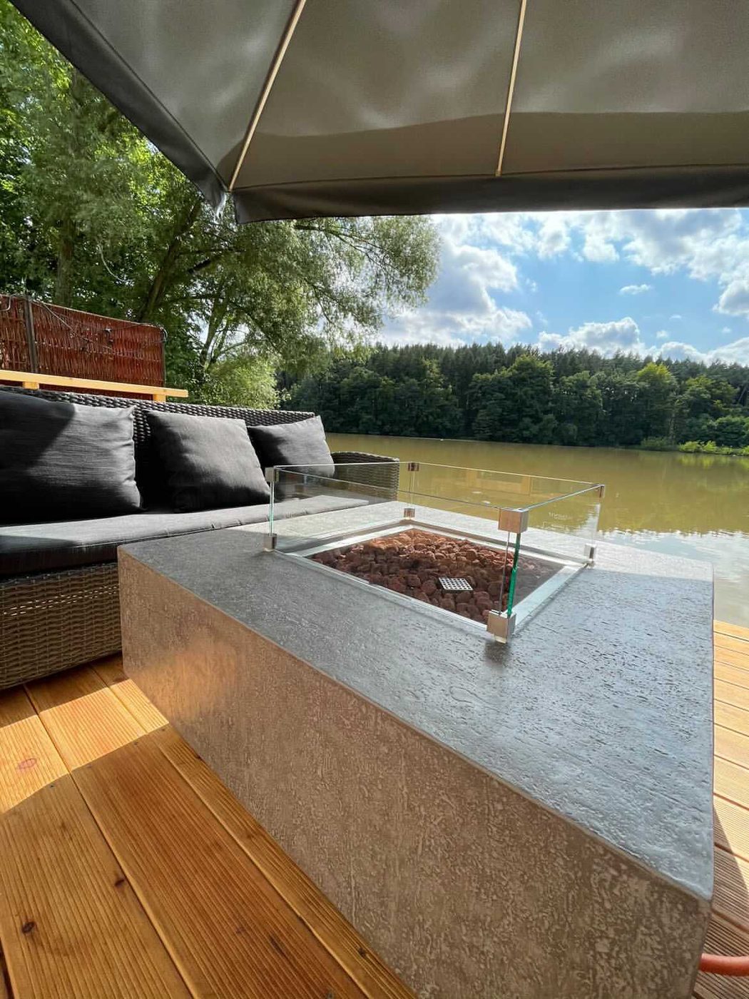 Detail der Oberfläche des Tisches LISMORE mit Travertin-Abdruck