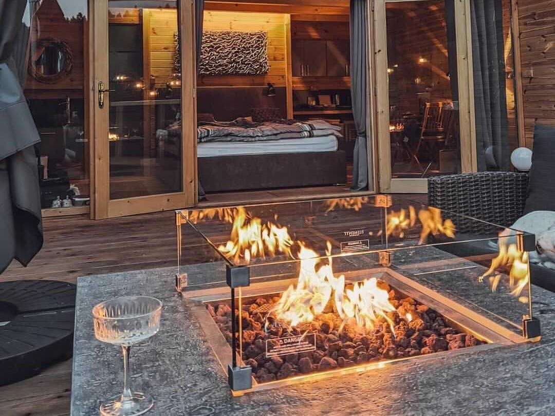 Die Flamme über den Lavasteinen in der Feuerstelle des Tisches LISMORE