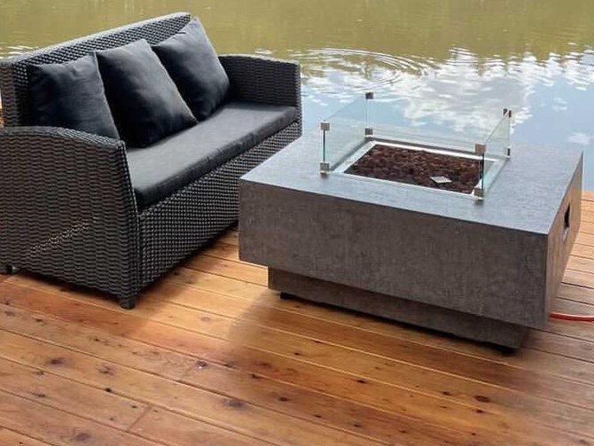Tisch LISMORE auf einer Holzterrasse am See