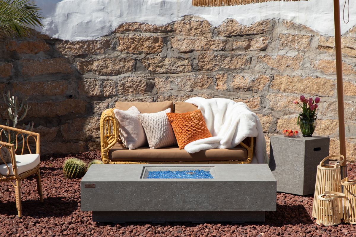 Tisch MONTE CARLO auf der Terrasse vor einem Sofa