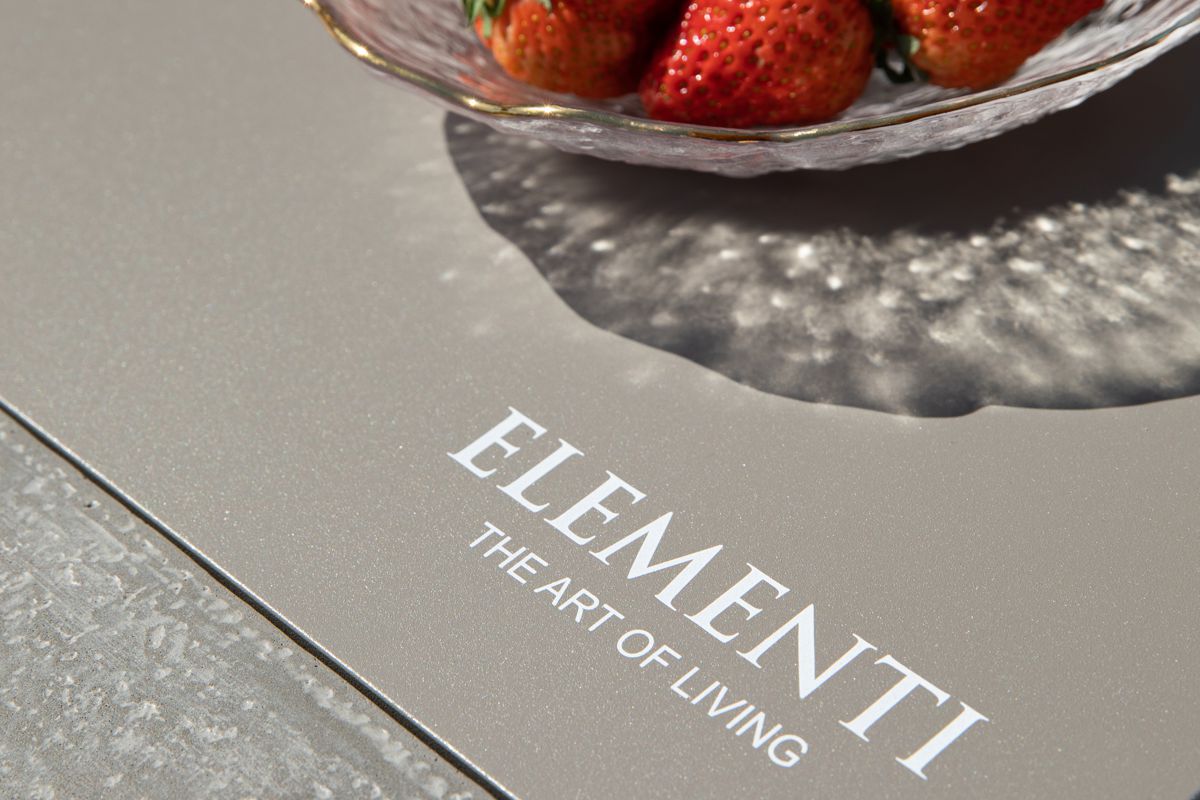 Detail der Oberfläche des Tisches MONTE CARLO mit ELEMENTI-Logo