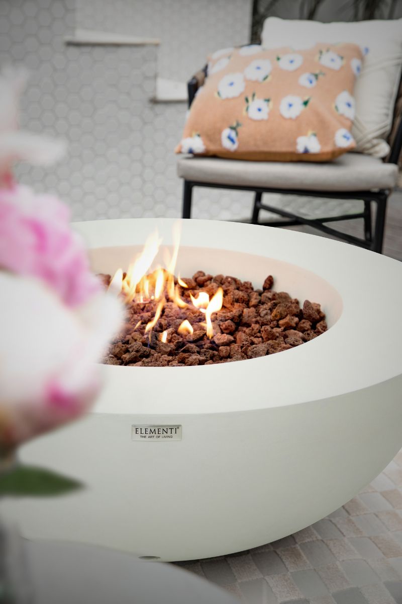 LUNAR BOWL Cream White mit brennendem Feuer