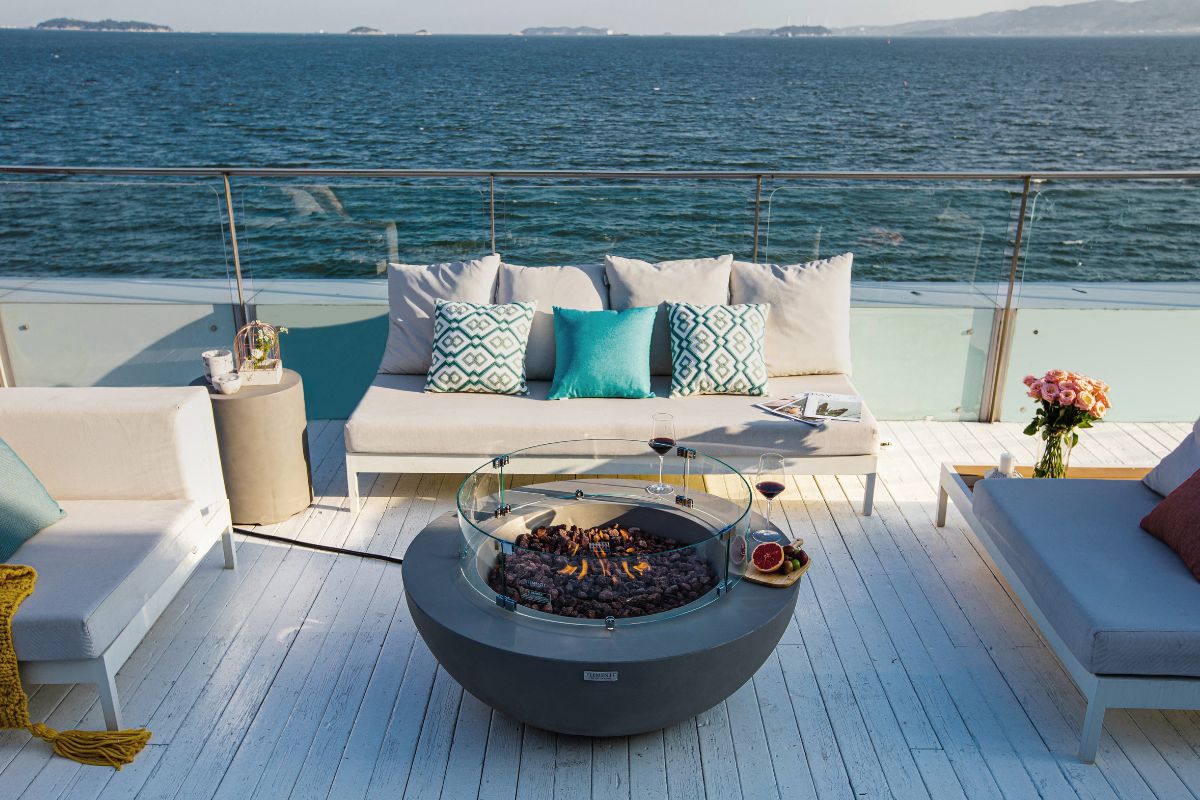 Feuerstelle LUNAR BOWL auf einer Terrasse mit Meerblick
