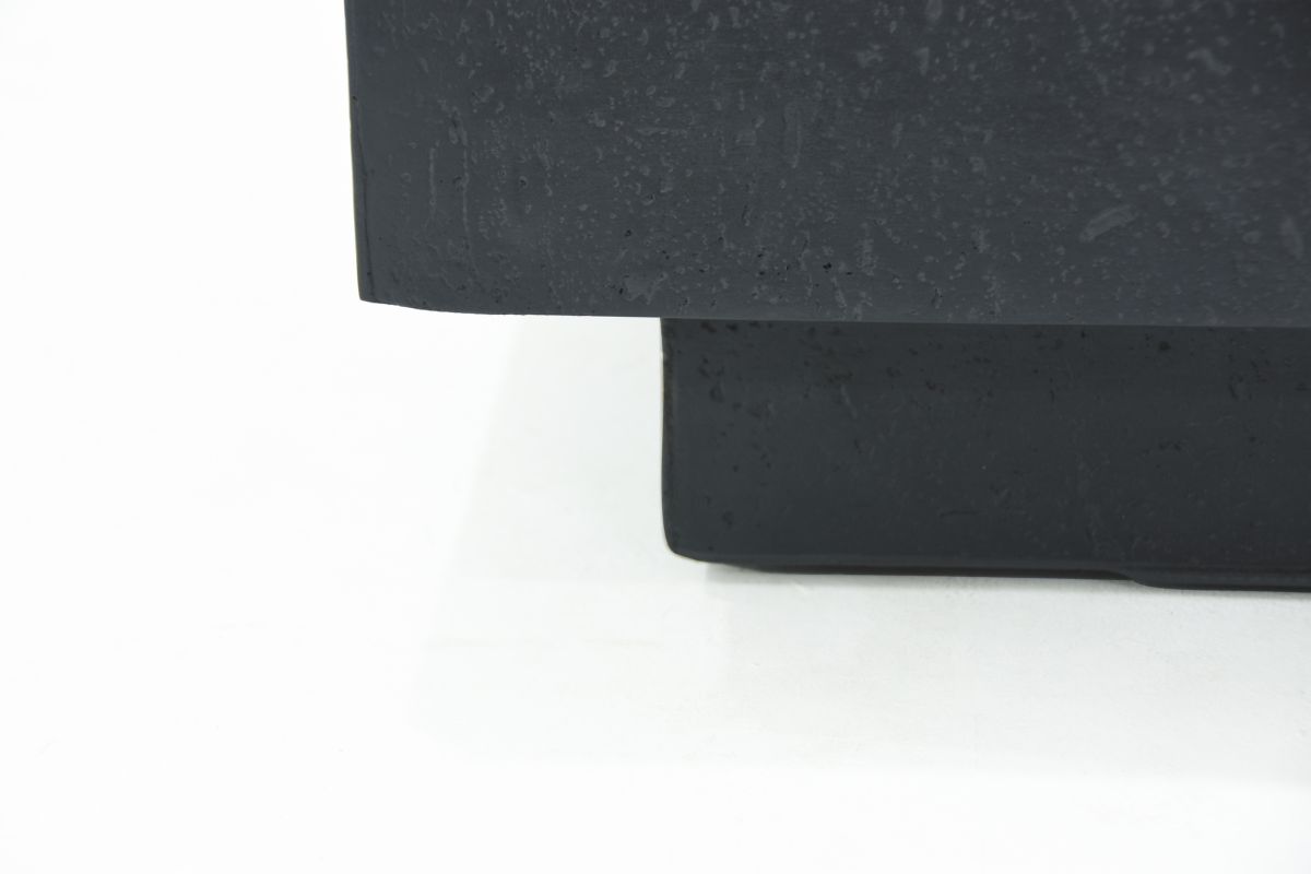 Detail der Oberfläche des Tisches MANHATTAN Dark Grey mit Travertin-Abdruck