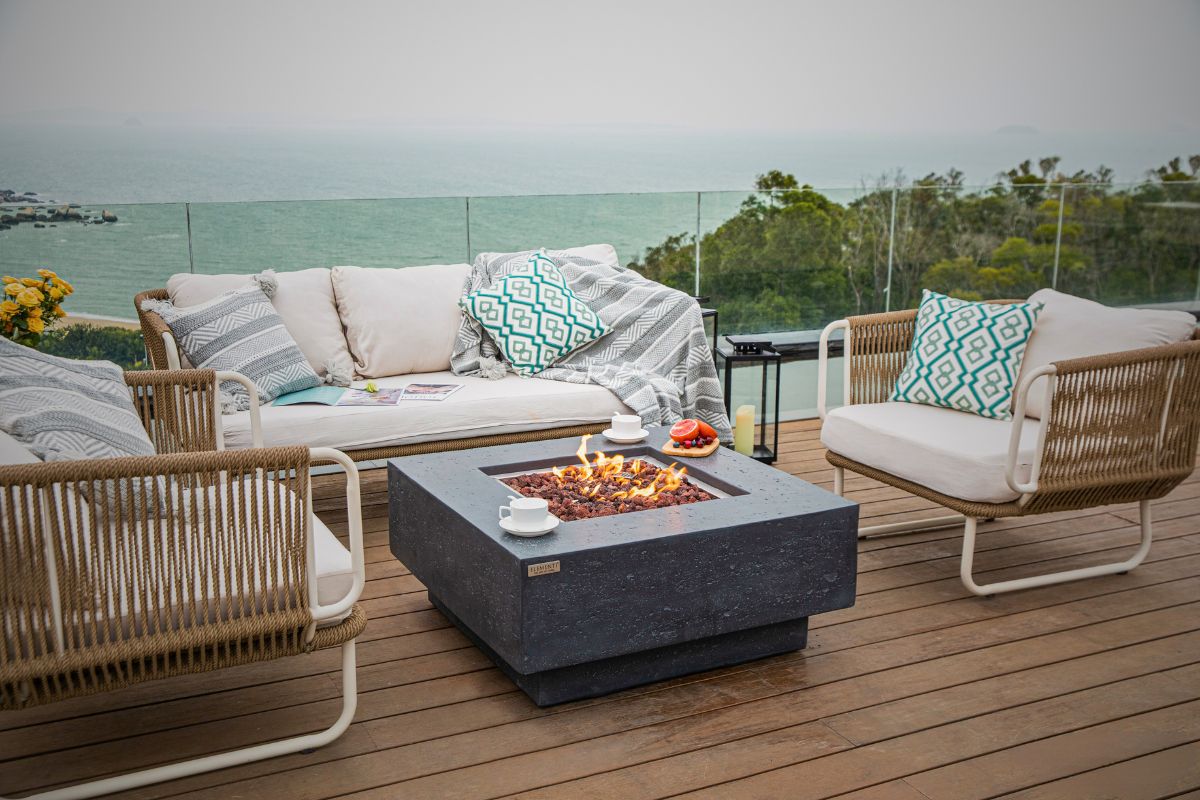 Tisch MANHATTAN Dark Grey auf einer Terrasse mit Meerblick