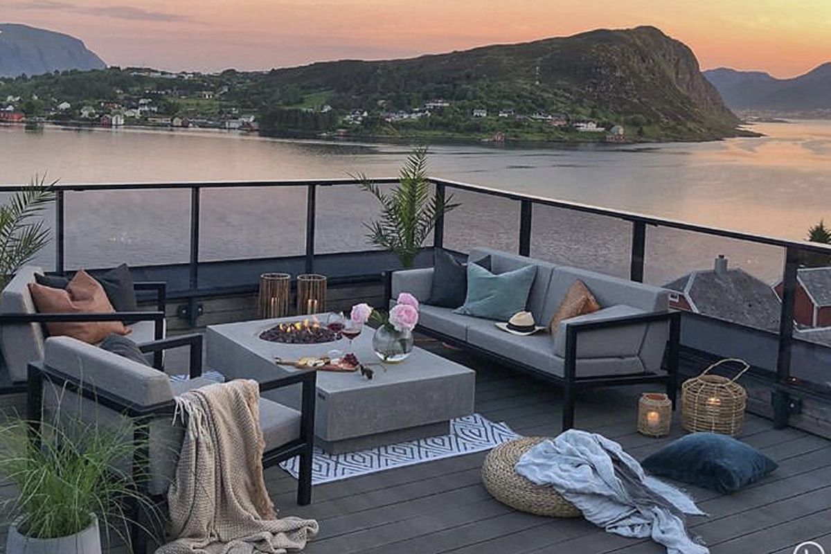 Tisch METROPOLIS auf einer Terrasse bei Sonnenuntergang