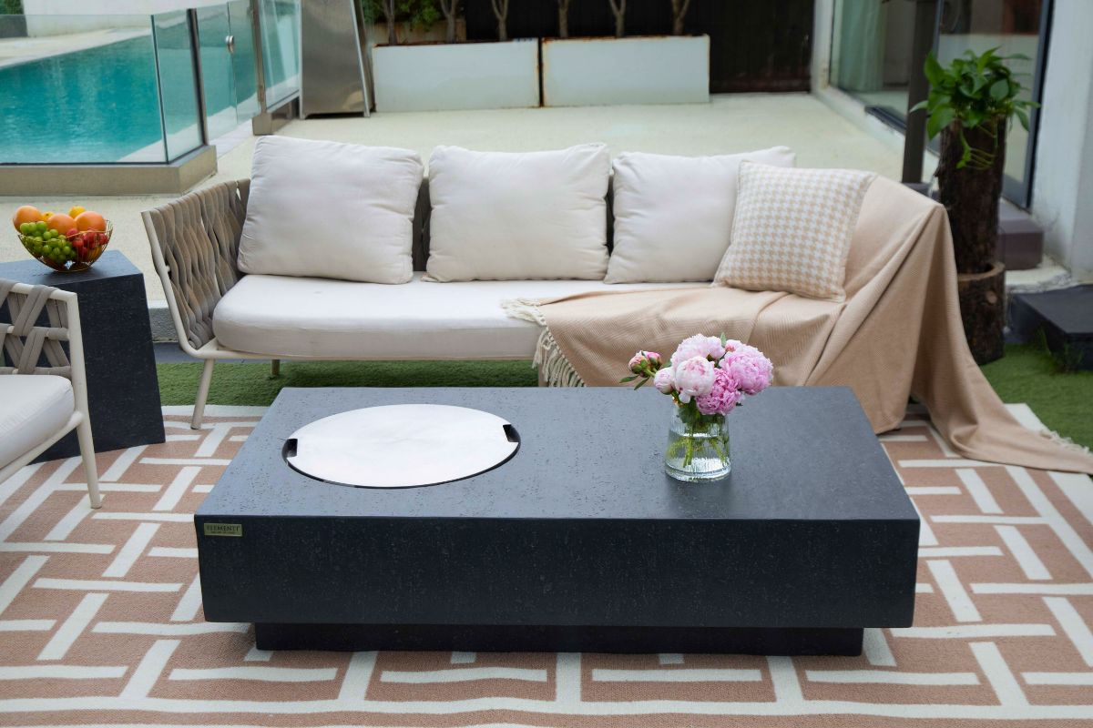 Tisch METROPOLIS Dark Grey mit Abdeckung der Feuerstelle und Blumen