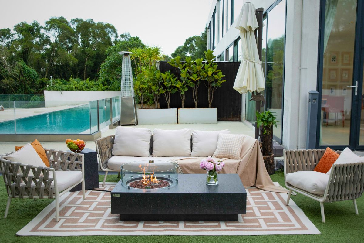 Tisch METROPOLIS Dark Grey im Garten am Pool