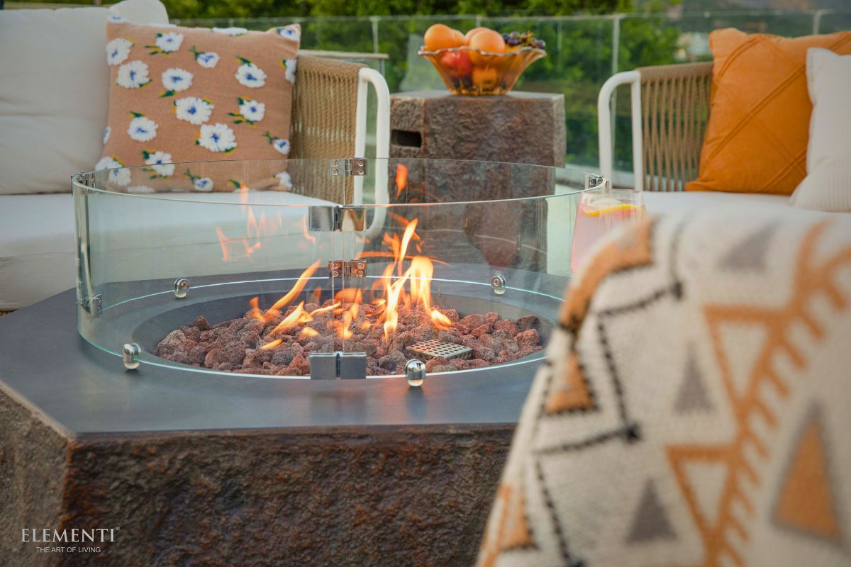 Feuerstelle COLUMBIA mit Windschutz aus Glas auf der Terrasse