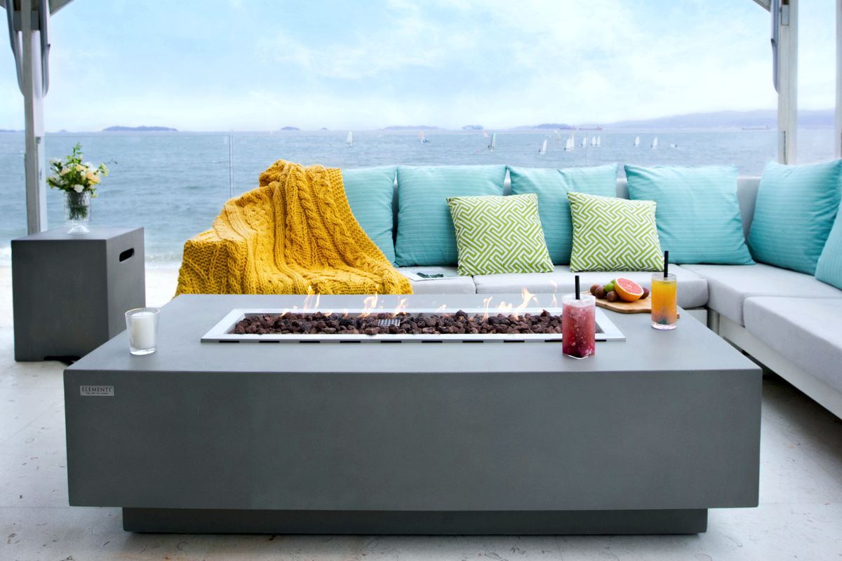 Tisch GRANVILLE mit Flaschenabdeckung auf einer Terrasse am Meer