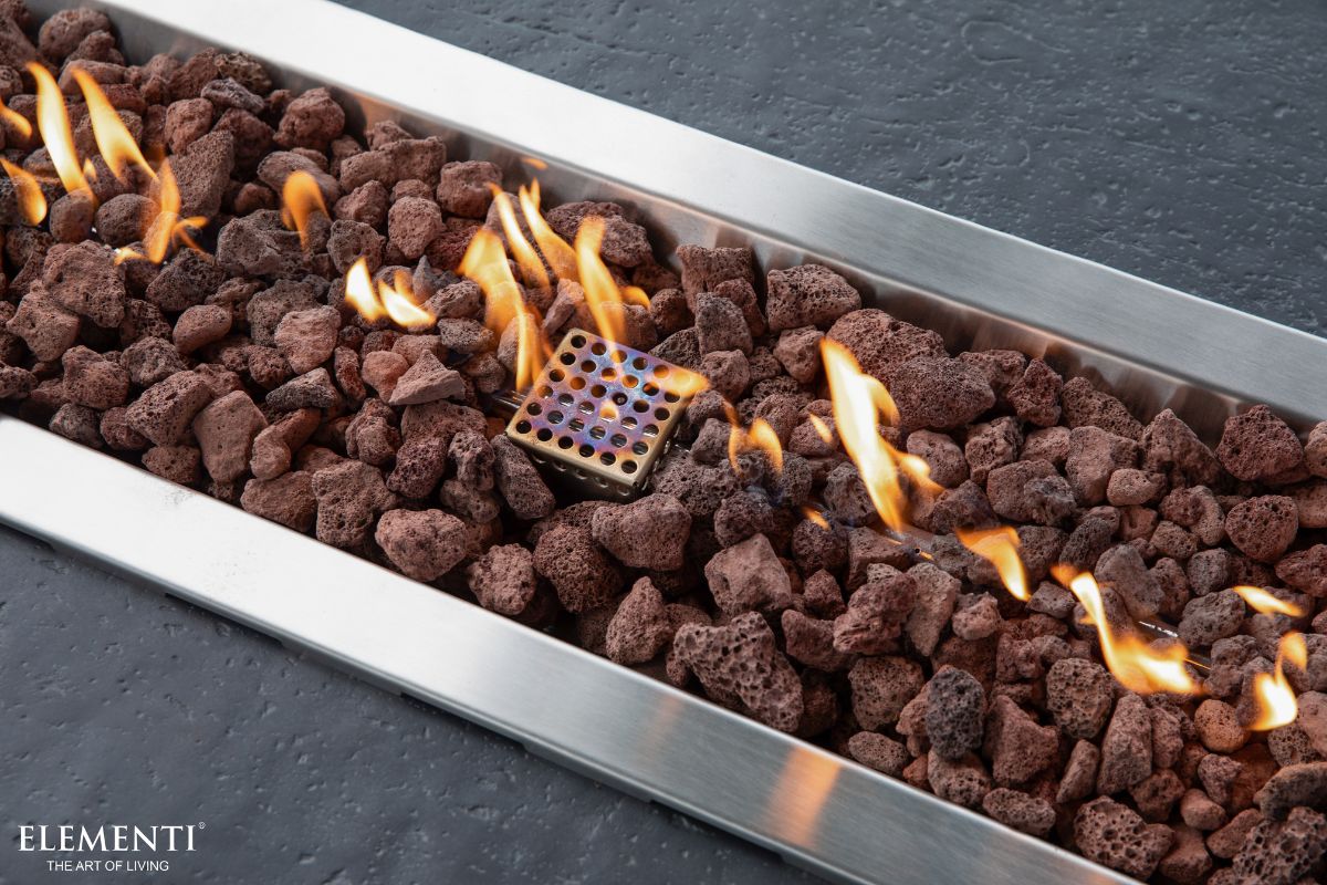 Die Flamme in der Feuerstelle des Tisches KINGSALE Dark Grey aus der Nähe