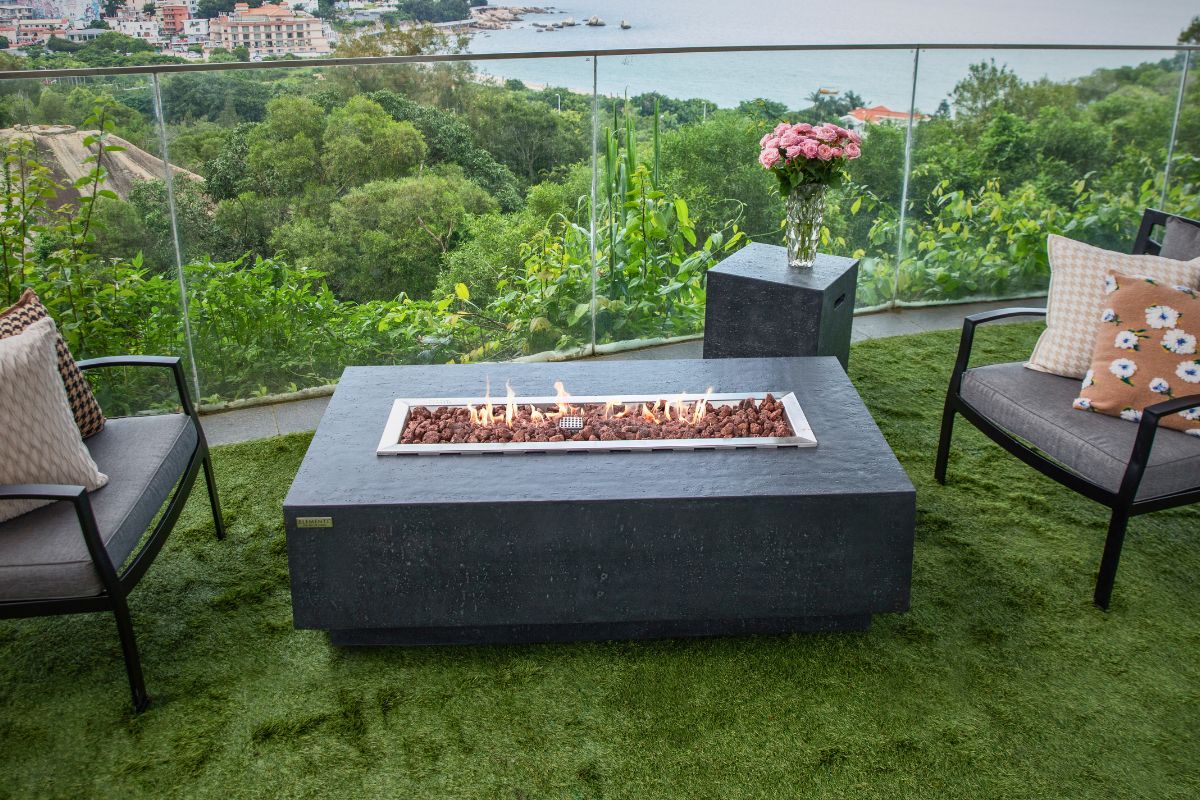 Tisch KINGSALE Dark Grey mit brennender Feuerstelle im Garten