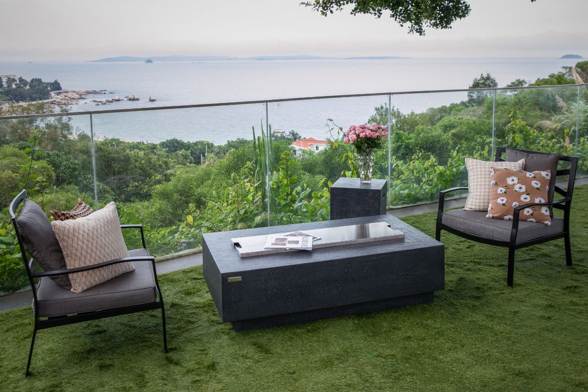 Tisch KINGSALE Dark Grey auf einer Terrasse mit Blick ins Grüne