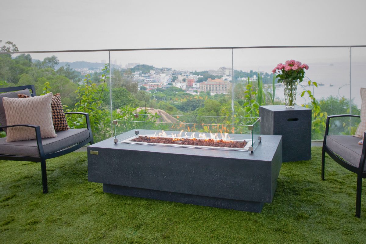 Tisch KINGSALE Dark Grey mit Flaschenabdeckung im Garten
