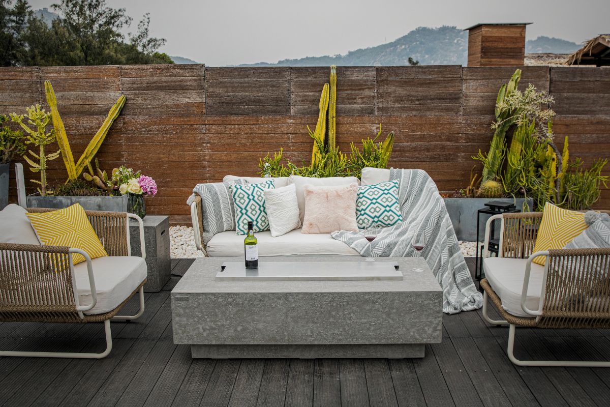 Tisch KINGSALE auf der Terrasse mit Lounge-Garnitur