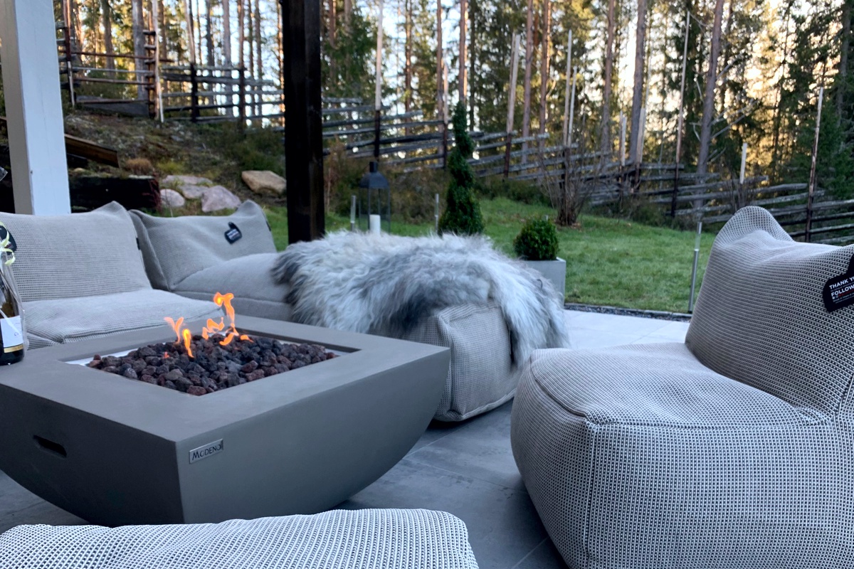 Tisch WESTPORT mit Lavasteinen im Garten