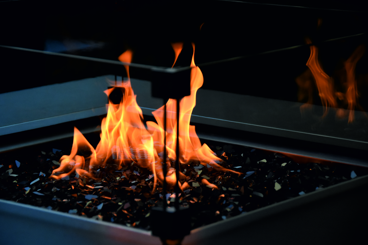 Die Flamme in der Feuerstelle des Tisches SOFIA aus der Nähe