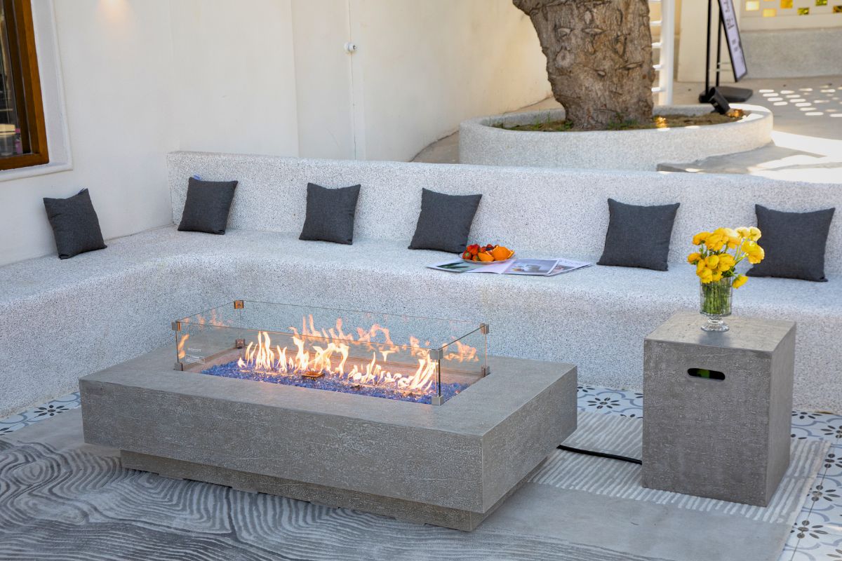 Tisch RIVIERA mit Windschutz aus Glas und Flaschenabdeckung