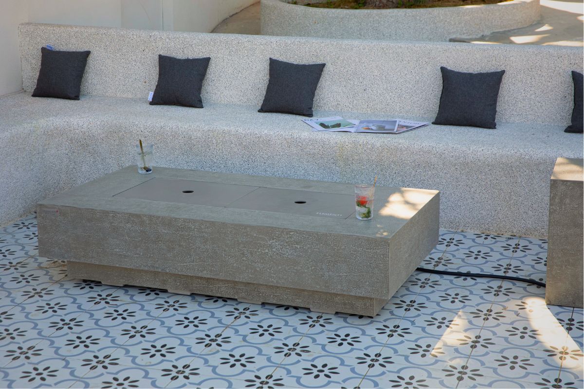 Tisch RIVIERA mit aufgesetzter Abdeckung