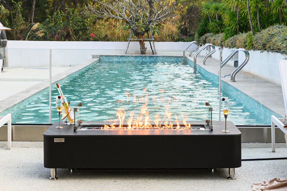 Tisch VALENCIA mit brennendem Feuer am Pool