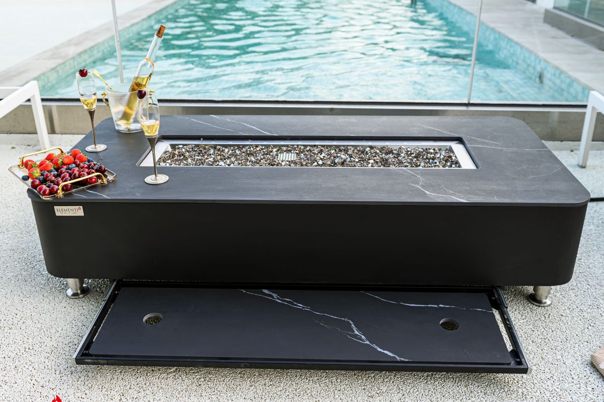 Tisch VALENCIA mit der Abdeckung im Fach unter der Platte