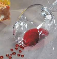 Ein umgekipptes Glas Rotwein