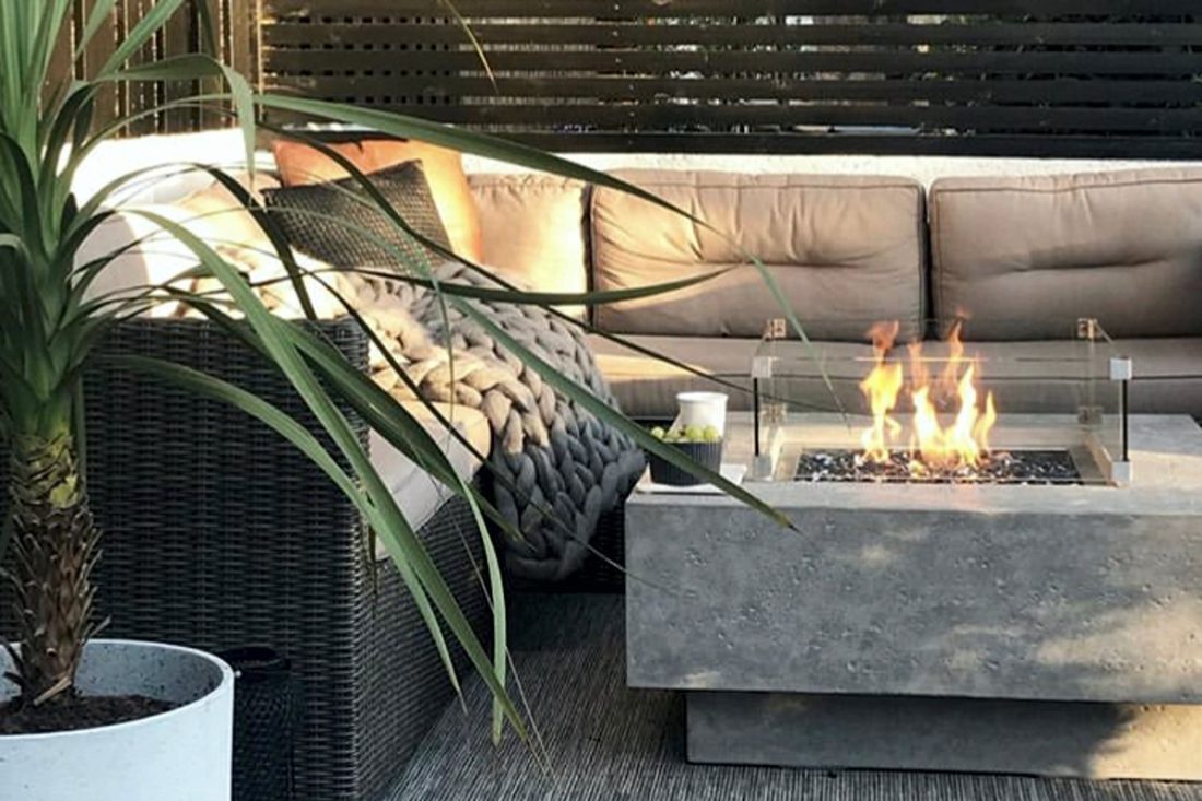 Tisch MANHATTAN mit brennender Feuerstelle auf einer Abendterrasse