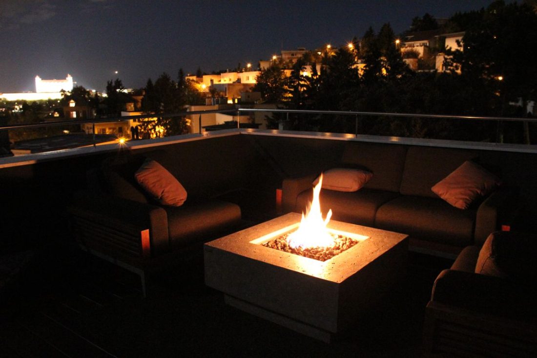 Tisch MANHATTAN mit brennender Feuerstelle auf der Terrasse