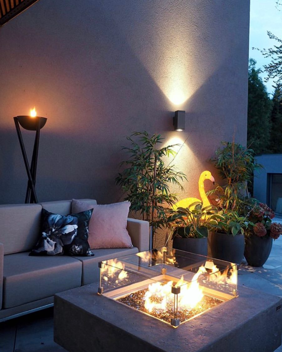Tisch MANHATTAN mit Zubehör auf der Terrasse